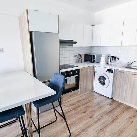 Modern Retreat: 2br Stylish With Comfy Rooms! Smart Tv With 200mbps Internet Lejlighed Larnaca